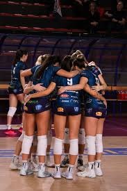 有爱，埃德森用手语向一名聋哑女球童示意：我爱你